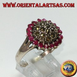Runder Silberring mit einer Markasit-Halbkugel, umgeben von 18 runden Rubinen