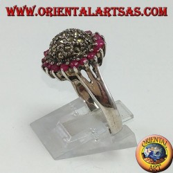 Runder Silberring mit einer Markasit-Halbkugel, umgeben von 18 runden Rubinen