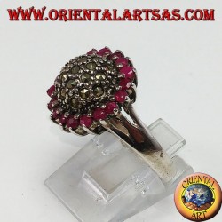 Runder Silberring mit einer Markasit-Halbkugel, umgeben von 18 runden Rubinen