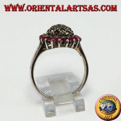 Runder Silberring mit einer Markasit-Halbkugel, umgeben von 18 runden Rubinen