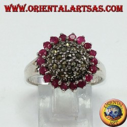 Runder Silberring mit einer Markasit-Halbkugel, umgeben von 18 runden Rubinen