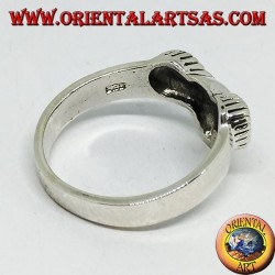 Anillo de plata con cabeza de carnero.