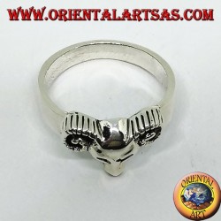 Anillo de plata con cabeza de carnero.