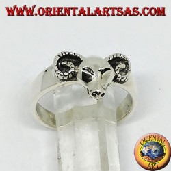 Anillo de plata con cabeza de carnero.