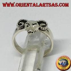 Anillo de plata con cabeza de carnero.