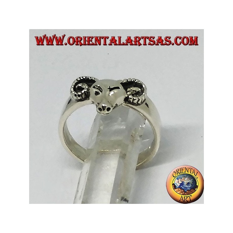 Anillo de plata con cabeza de carnero.