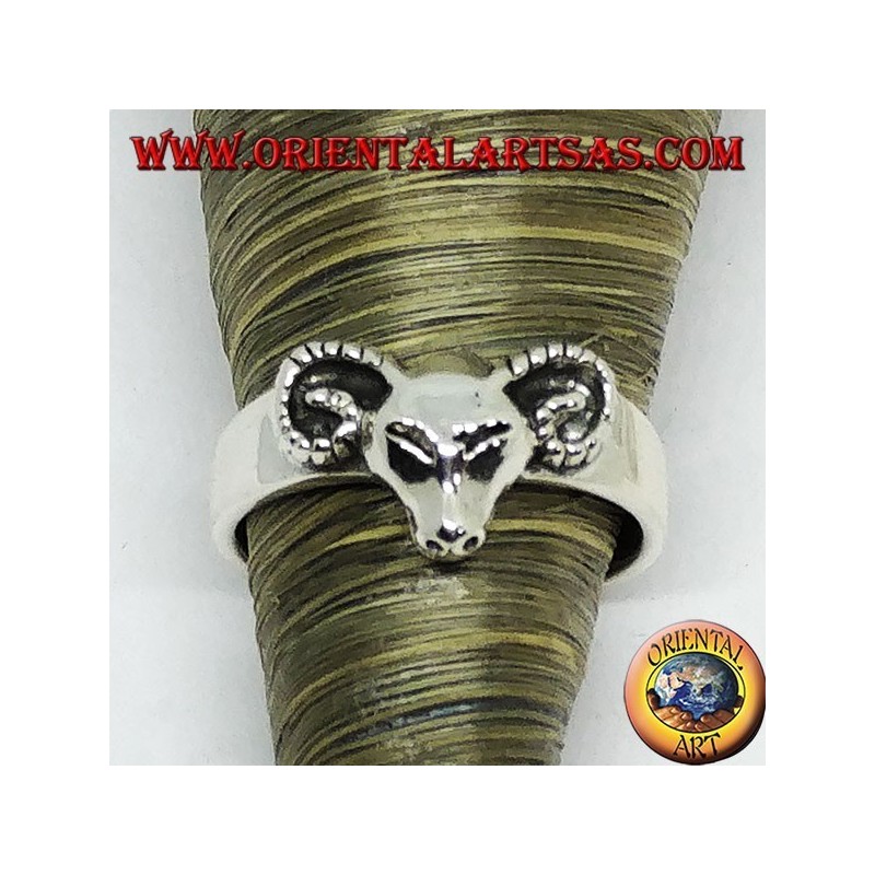 Anillo de plata con cabeza de carnero.