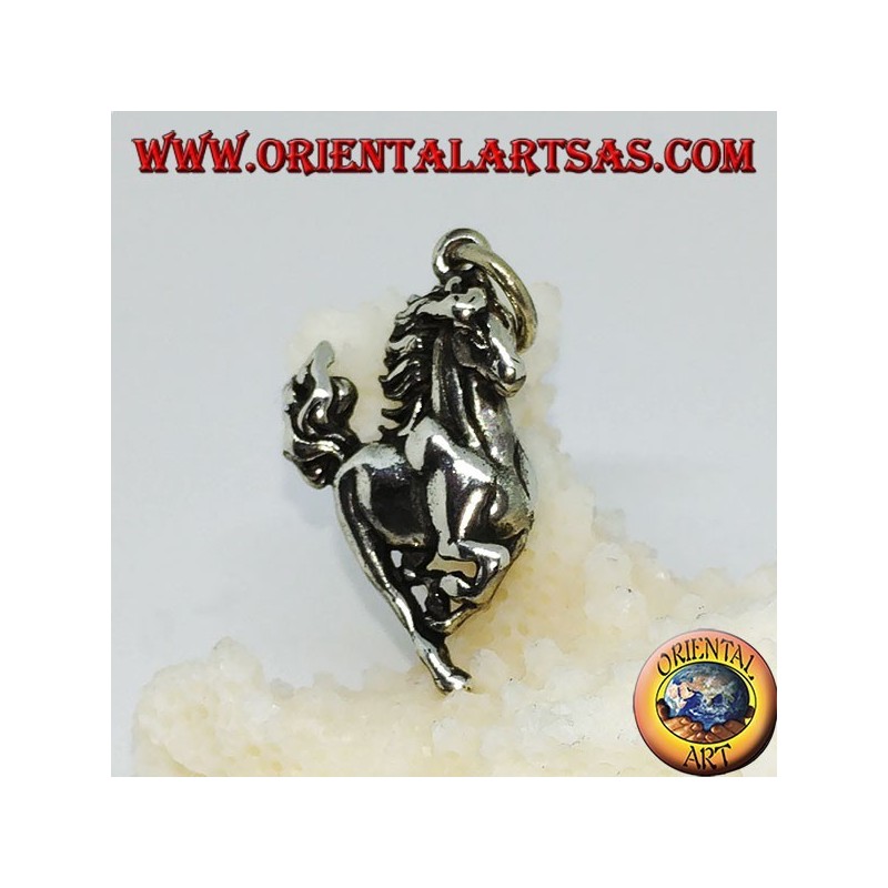 Pendentif en argent d'un cheval cabré
