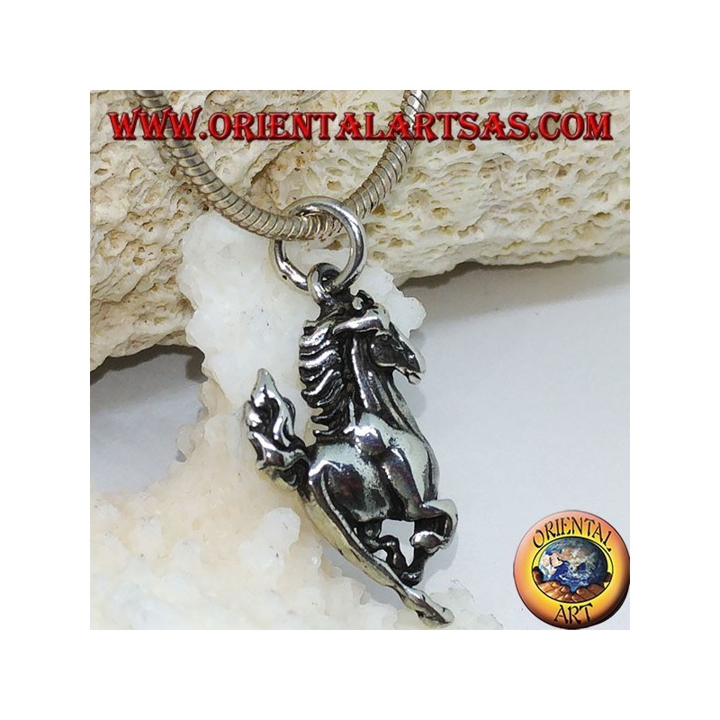 Pendentif en argent d'un cheval cabré