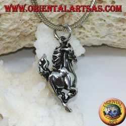Pendentif en argent d'un cheval cabré