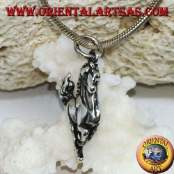 Colgante de plata de un caballo que brinca