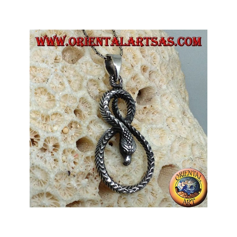 Colgante en plata serpiente retorcida en forma de ocho.