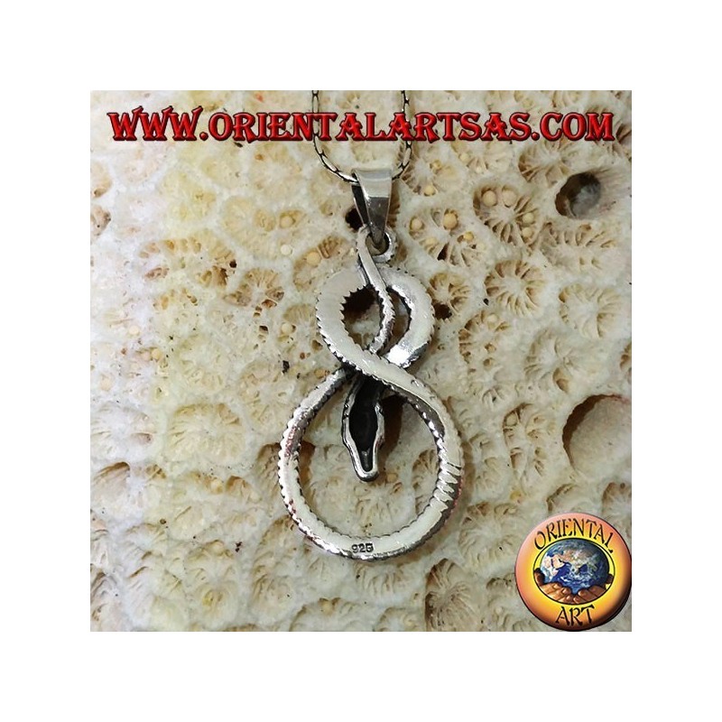 Colgante en plata serpiente retorcida en forma de ocho.