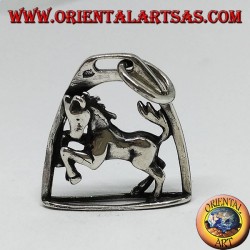 Pendentif cheval en argent rampant sous la voûte