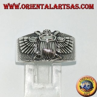 Anillo de plata con el escarabajo egipcio Khepri, símbolo de la resurrección.