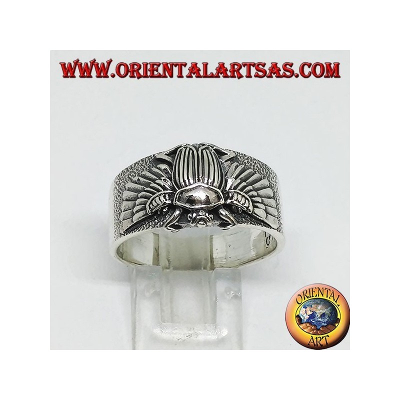 Anillo de plata con el escarabajo egipcio Khepri, símbolo de la resurrección.