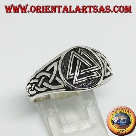 Anello in argento con il valknut nodo di Odino ed intreccio celtico sui lati