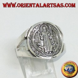 Anillo de plata de San Benito con una cruz en el interior.