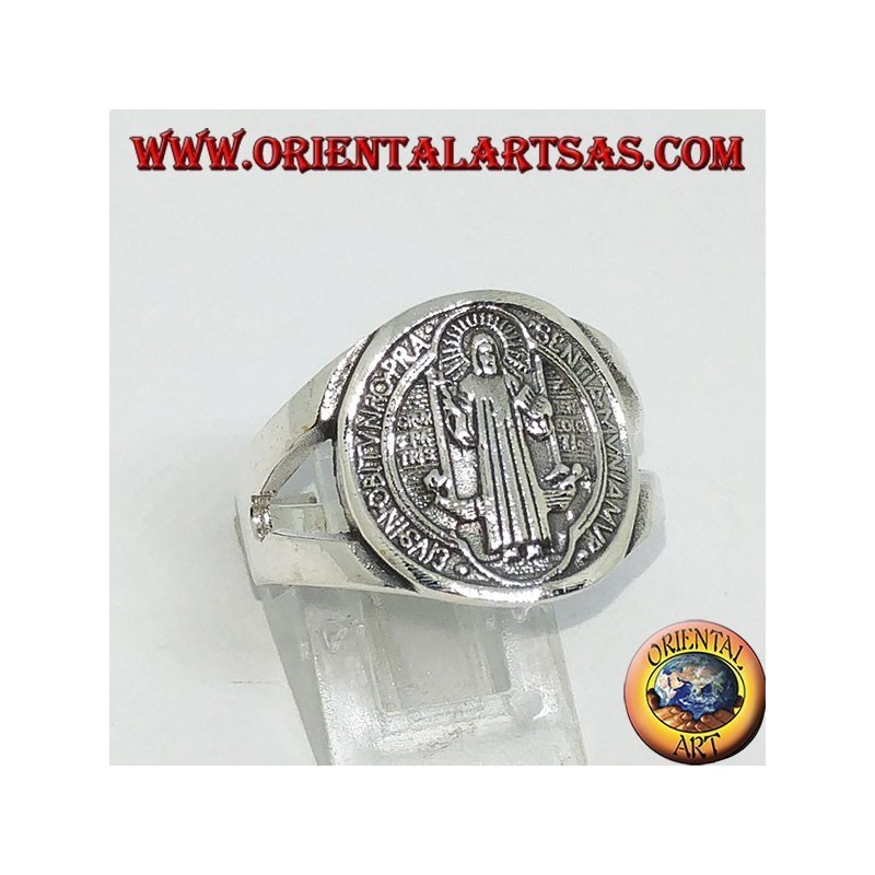 Bague en argent de saint Benoît avec une croix à l'intérieur