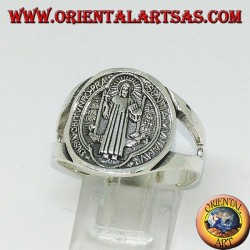 Anillo de plata de San Benito con una cruz en el interior.