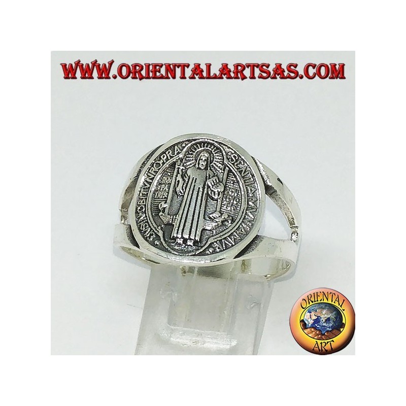 Bague en argent de saint Benoît avec une croix à l'intérieur