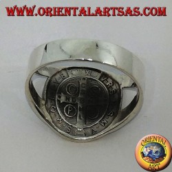 Anillo de plata de San Benito con una cruz en el interior.
