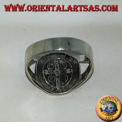 Anillo de plata de San Benito con una cruz en el interior.