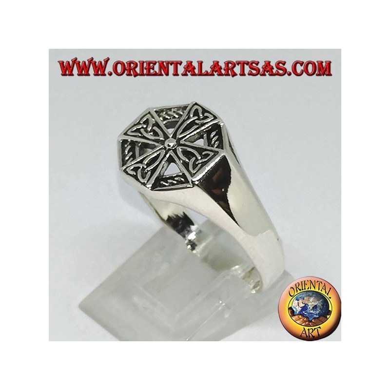 Anillo de plata de la cruz celta con nudos tyrone.