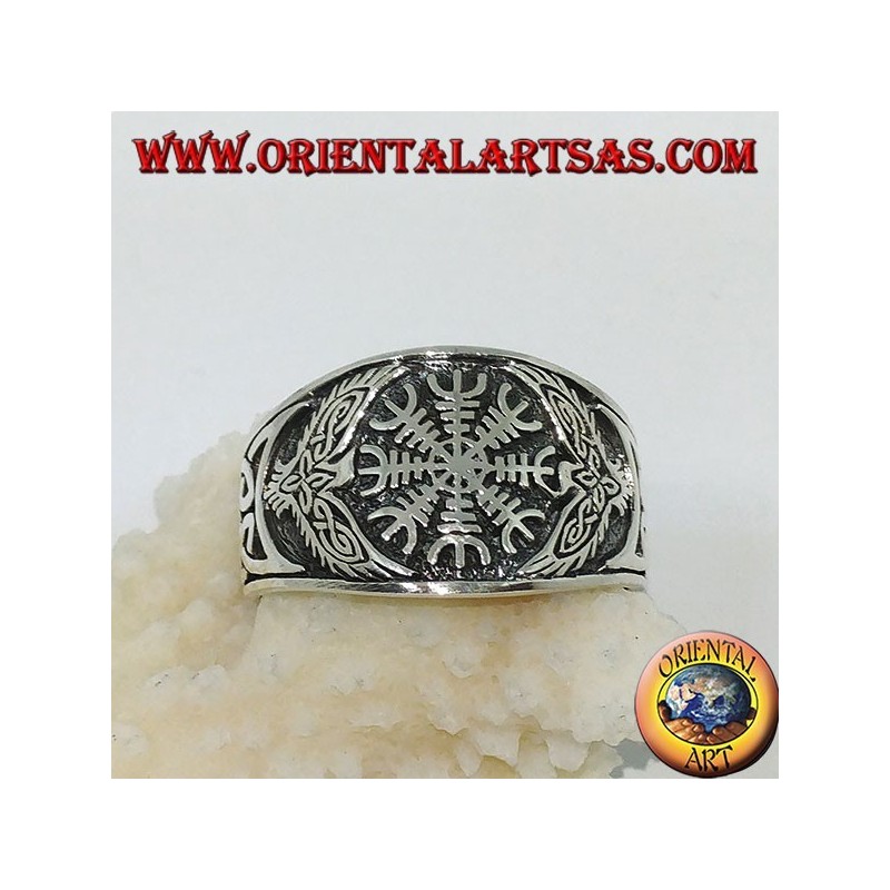 Anillo de plata con aegishjalmur y tejido celta en los laterales.