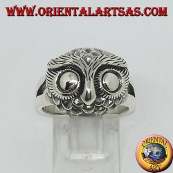 Anillo de plata con cabeza de búho con grandes ojos.