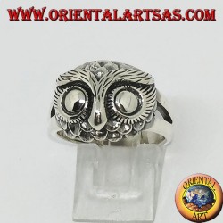 Anillo de plata con cabeza de búho con grandes ojos.