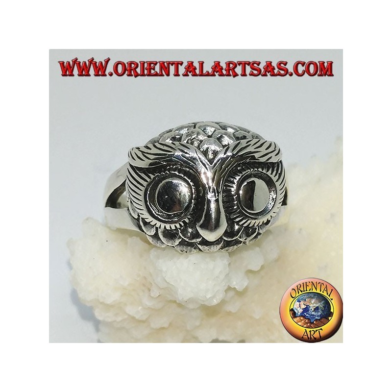 Anillo de plata con cabeza de búho con grandes ojos.
