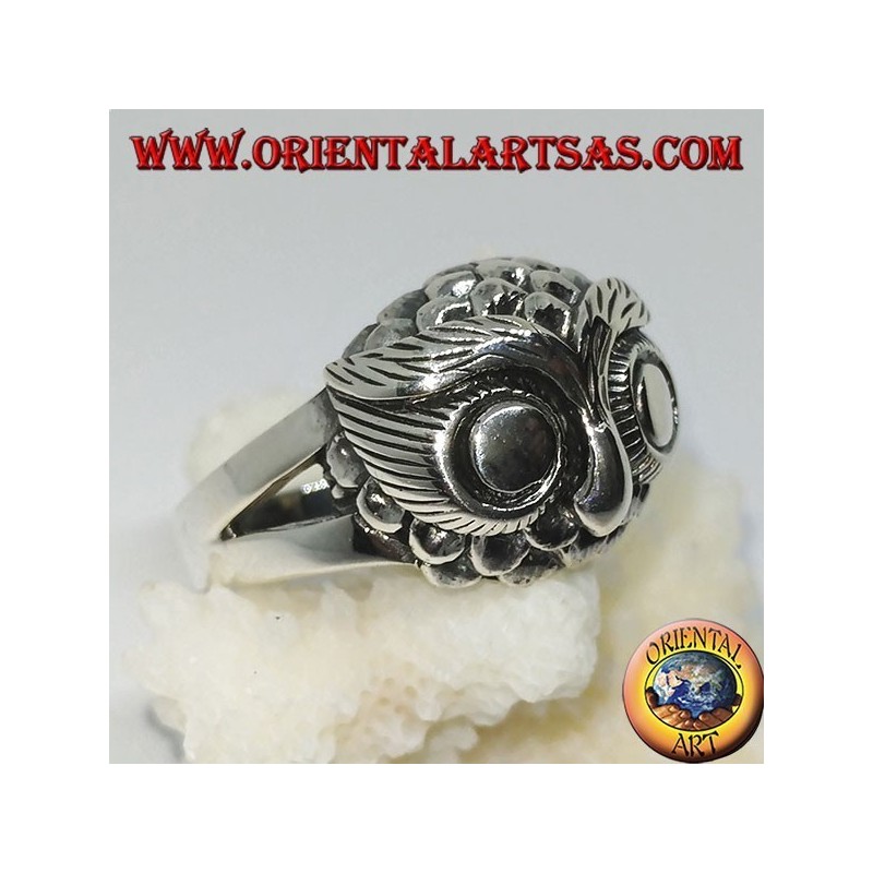 Anillo de plata con cabeza de búho con grandes ojos.