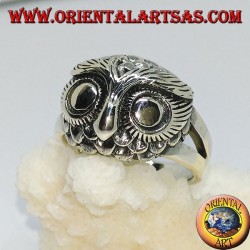 Anillo de plata con cabeza de búho con grandes ojos.