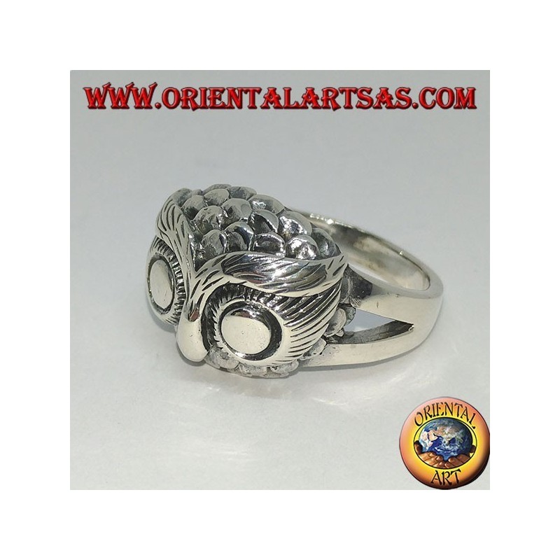 Anillo de plata con cabeza de búho con grandes ojos.