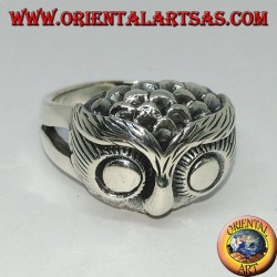 Anillo de plata con cabeza de búho con grandes ojos.