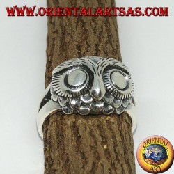 Anillo de plata con cabeza de búho con grandes ojos.