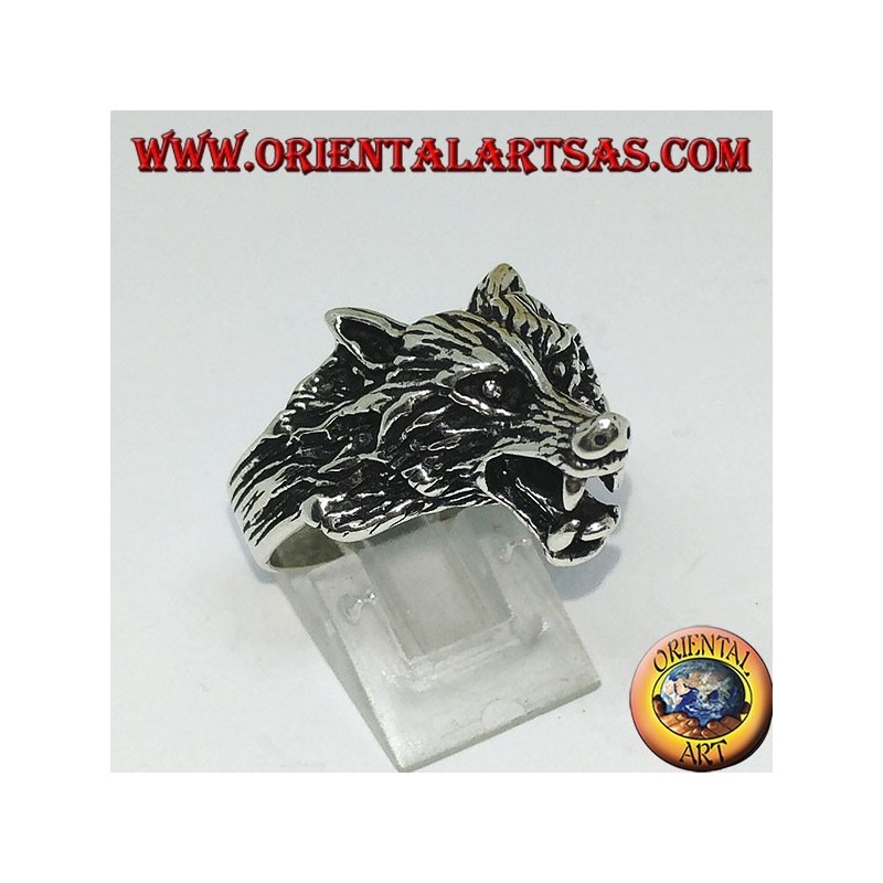 Anillo de plata, cabeza de lobo gruñendo.