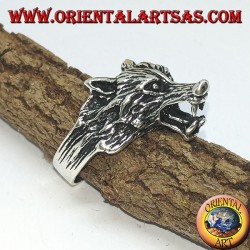 Anillo de plata, cabeza de lobo gruñendo.