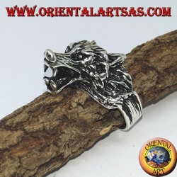 Anillo de plata, cabeza de lobo gruñendo.