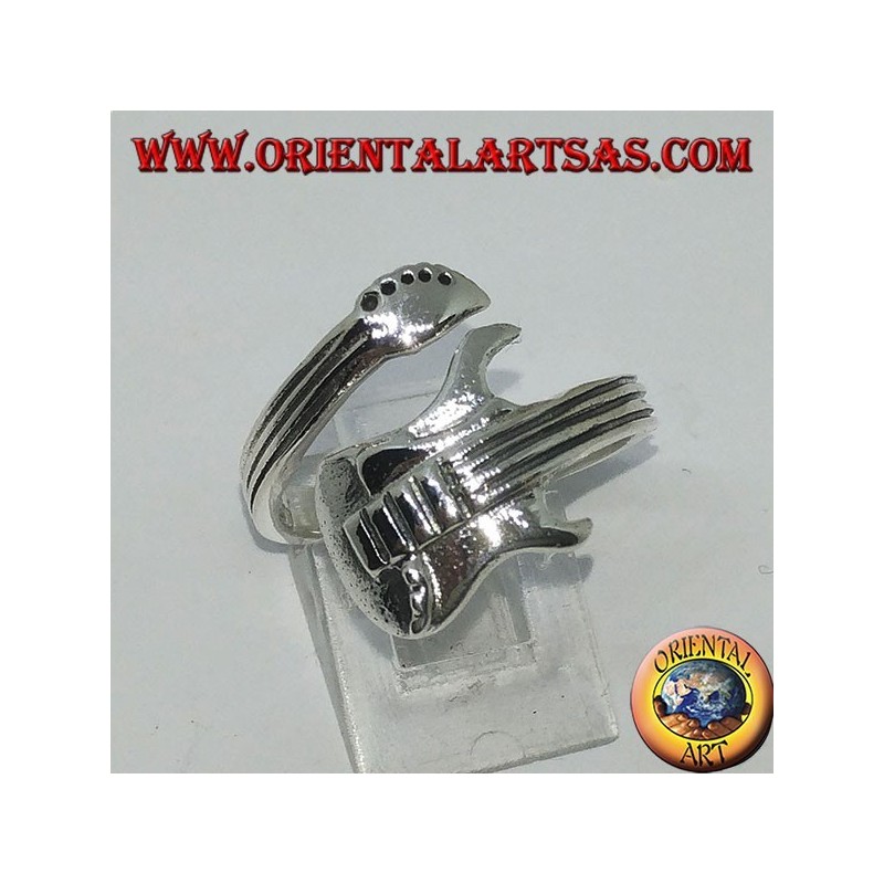 Bague en argent enveloppant la guitare électrique, horizontalement