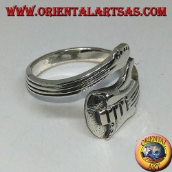 Anillo de plata envolviendo guitarra eléctrica, horizontalmente.