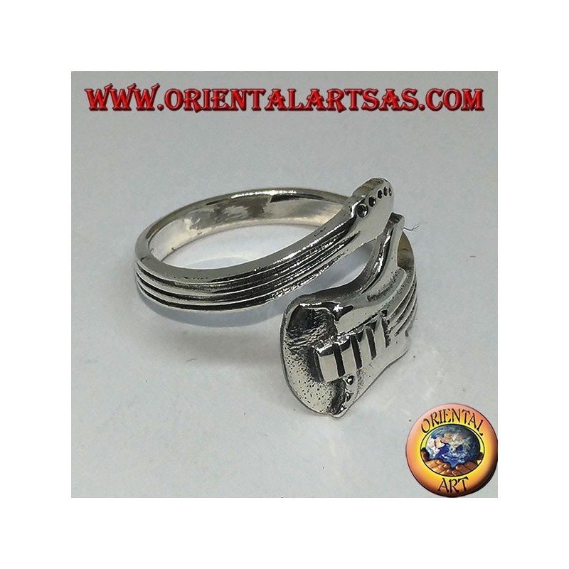 Anillo de plata envolviendo guitarra eléctrica, horizontalmente.