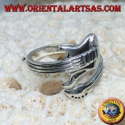 Bague en argent enveloppant la guitare électrique, horizontalement