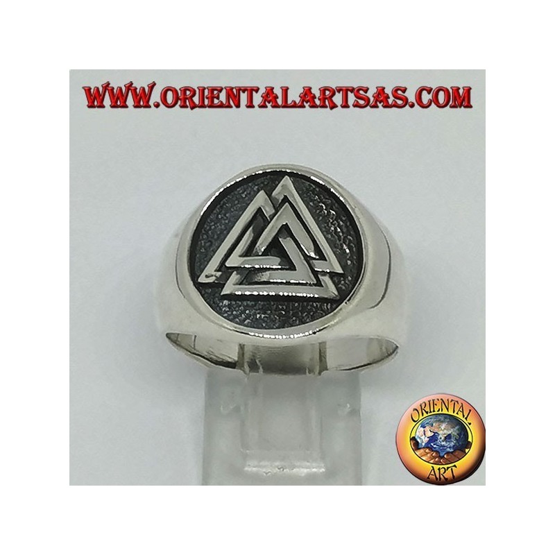 Anillo de plata con el sello de nudo de valknut de Odin.