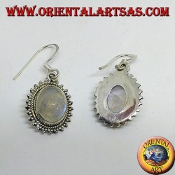 Pendientes de plata con labradorita oval de arco iris rodeada de puntos.