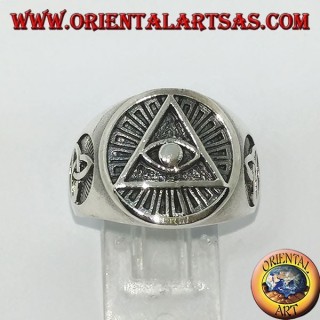 Bague en argent de la pyramide éclairée avec un noeud en tyrone sur les côtés