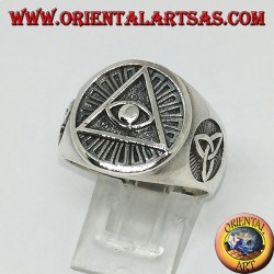 Anillo de plata de la pirámide iluminada con nudo tyrone en los lados.