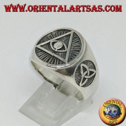 Bague en argent de la pyramide éclairée avec un noeud en tyrone sur les côtés