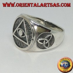 Anillo de plata de la pirámide iluminada con nudo tyrone en los lados.